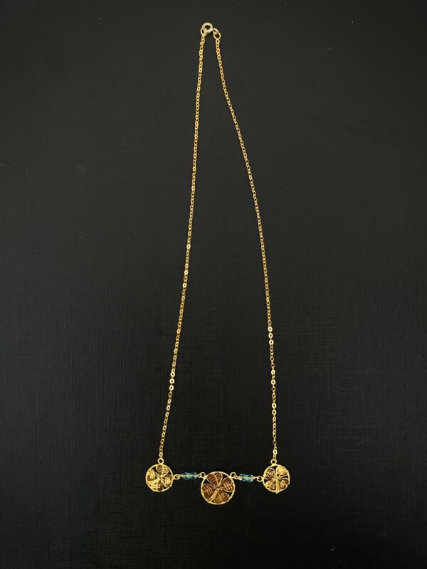 Collier Motif Trèfle - Grenats Bleus – Image 3