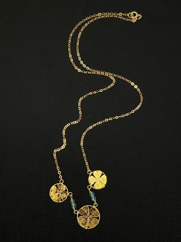 Collier Motif Trèfle - Grenats Bleus – Image 2