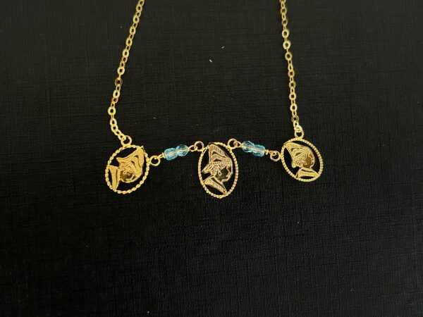 Collier Motif Cayennaise – Grenats Bleus