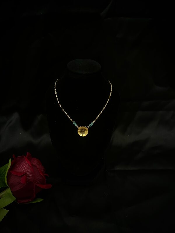 Collier Pendentif Batté – Grenats Bleus