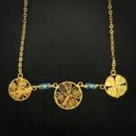 Collier Motif Trèfle – Grenats Bleus