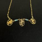 Collier Motif Cayennaise – Grenats Bleus