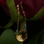 Collier Pendentif Batté – Grenats Bleus